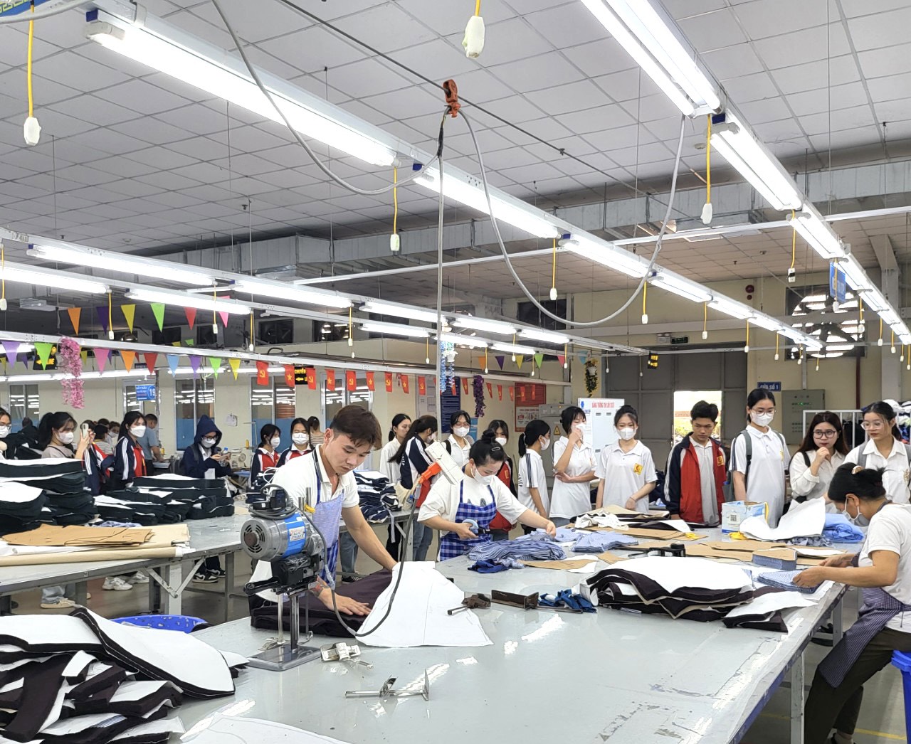 Tham quan doanh nghiệp – Cơ hội được tiếp cận giữa các doanh nghiệp và sinh viên K17 – Khoa CNM&TKTT - Trường Đại học Công nghiệp Hà Nội