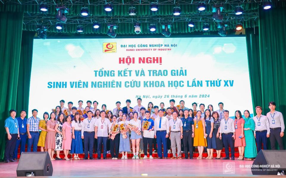 SINH VIÊN KHOA CÔNG NGHỆ MAY VÀ THIẾT KẾ THỜI TRANG ĐAM MÊ NGHIÊN CỨU KHOA HỌC