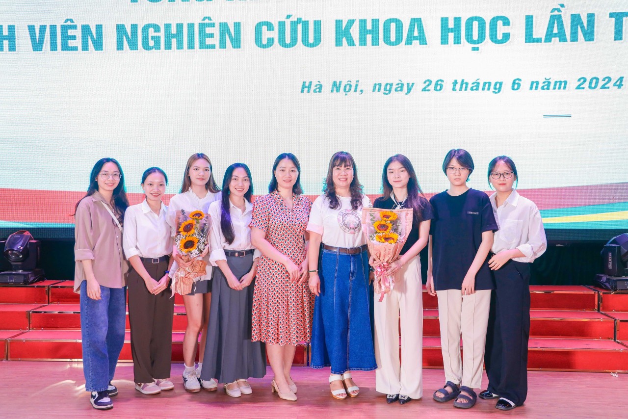 SINH VIÊN KHOA CÔNG NGHỆ MAY VÀ THIẾT KẾ THỜI TRANG ĐAM MÊ NGHIÊN CỨU KHOA HỌC