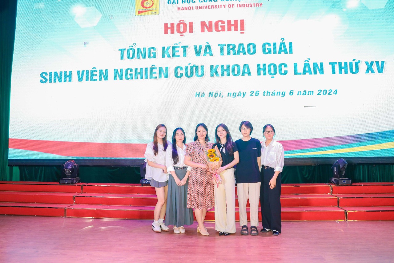 SINH VIÊN KHOA CÔNG NGHỆ MAY VÀ THIẾT KẾ THỜI TRANG ĐAM MÊ NGHIÊN CỨU KHOA HỌC