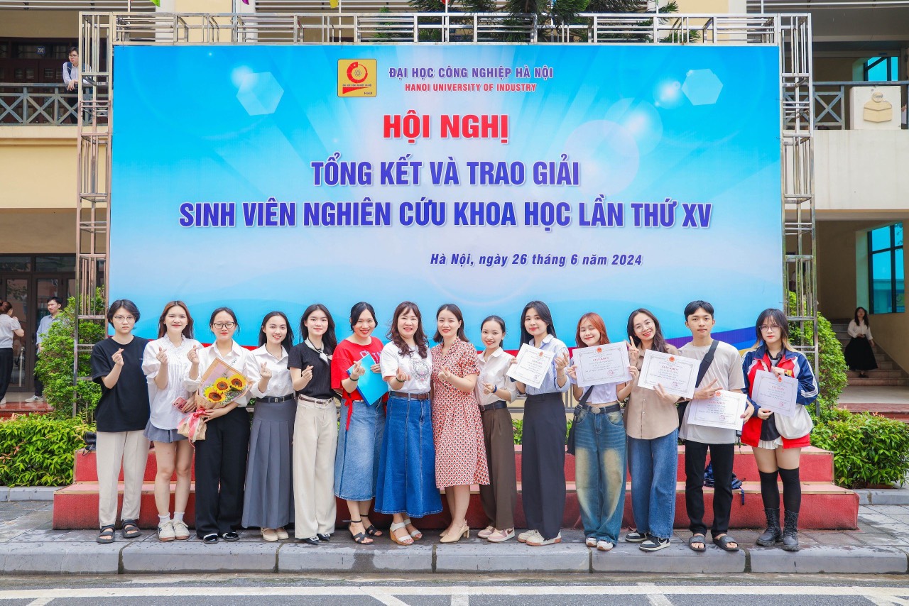 SINH VIÊN KHOA CÔNG NGHỆ MAY VÀ THIẾT KẾ THỜI TRANG ĐAM MÊ NGHIÊN CỨU KHOA HỌC