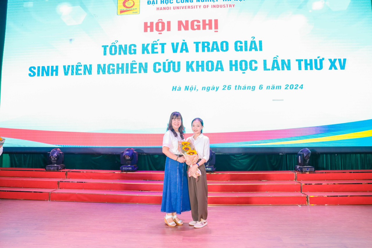 SINH VIÊN KHOA CÔNG NGHỆ MAY VÀ THIẾT KẾ THỜI TRANG ĐAM MÊ NGHIÊN CỨU KHOA HỌC