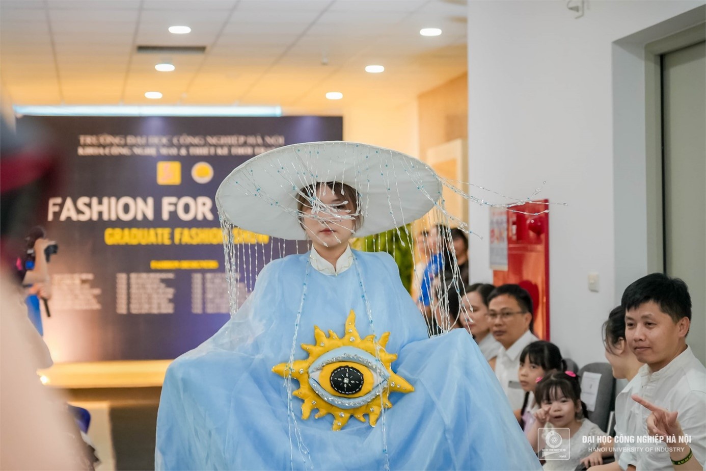 TRÌNH DIỄN BÀI TỐT NGHIỆP “FASHION FOR FUTURE” CỦA SINH VIÊN ĐẠI HỌC NGÀNH THIẾT KẾ THỜI TRANG - KHOÁ 15, KHOA CÔNG NGHỆ MAY VÀ THIẾT KẾ THỜI TRANG