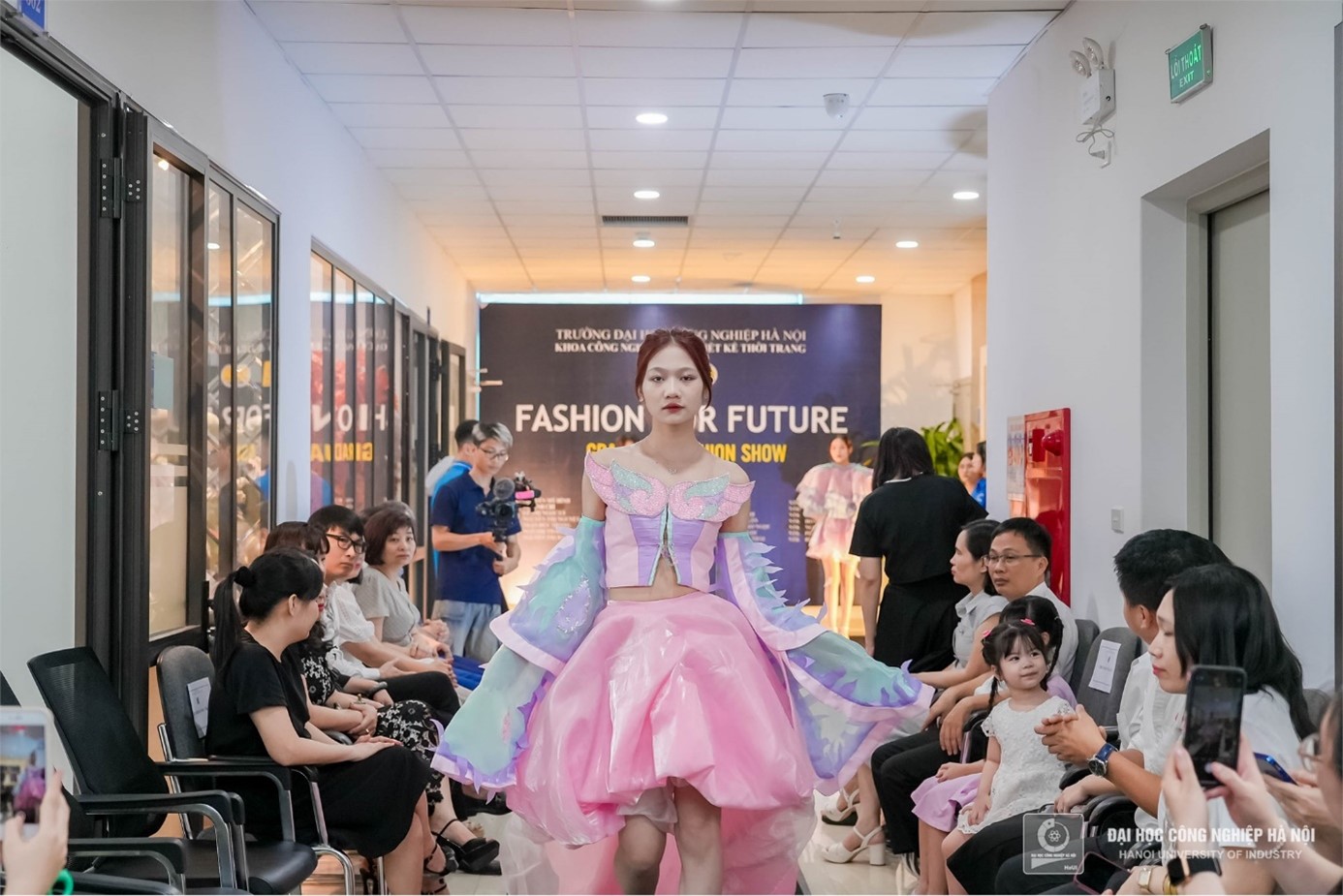 TRÌNH DIỄN BÀI TỐT NGHIỆP “FASHION FOR FUTURE” CỦA SINH VIÊN ĐẠI HỌC NGÀNH THIẾT KẾ THỜI TRANG - KHOÁ 15, KHOA CÔNG NGHỆ MAY VÀ THIẾT KẾ THỜI TRANG