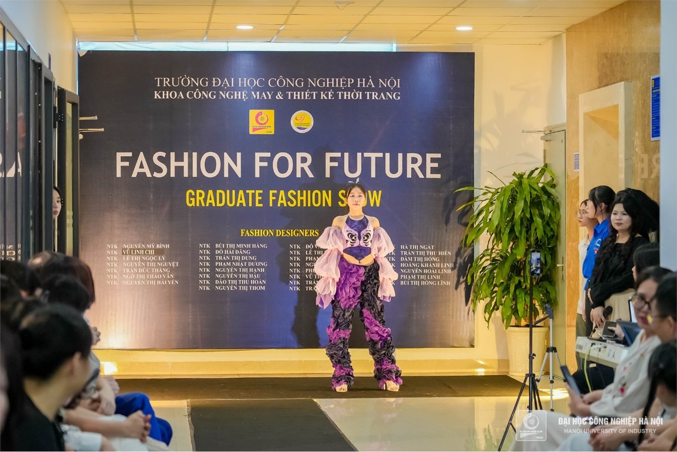 TRÌNH DIỄN BÀI TỐT NGHIỆP “FASHION FOR FUTURE” CỦA SINH VIÊN ĐẠI HỌC NGÀNH THIẾT KẾ THỜI TRANG - KHOÁ 15, KHOA CÔNG NGHỆ MAY VÀ THIẾT KẾ THỜI TRANG