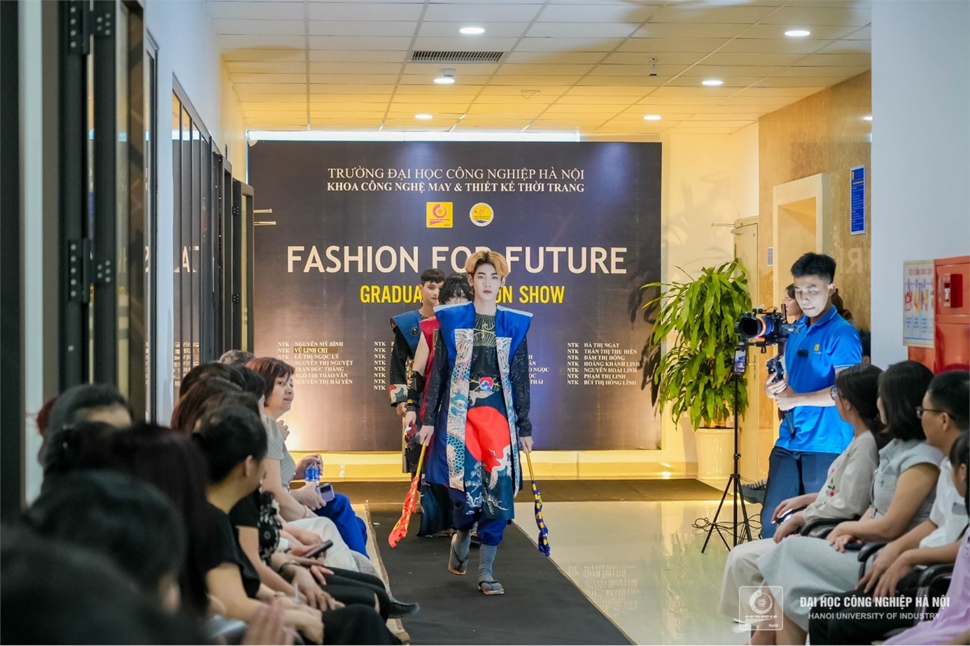 TRÌNH DIỄN BÀI TỐT NGHIỆP “FASHION FOR FUTURE” CỦA SINH VIÊN ĐẠI HỌC NGÀNH THIẾT KẾ THỜI TRANG - KHOÁ 15, KHOA CÔNG NGHỆ MAY VÀ THIẾT KẾ THỜI TRANG