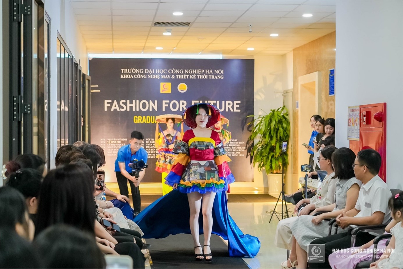 TRÌNH DIỄN BÀI TỐT NGHIỆP “FASHION FOR FUTURE” CỦA SINH VIÊN ĐẠI HỌC NGÀNH THIẾT KẾ THỜI TRANG - KHOÁ 15, KHOA CÔNG NGHỆ MAY VÀ THIẾT KẾ THỜI TRANG