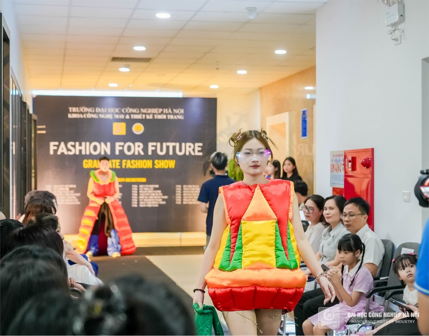 TRÌNH DIỄN BÀI TỐT NGHIỆP “FASHION FOR FUTURE” CỦA SINH VIÊN ĐẠI HỌC NGÀNH THIẾT KẾ THỜI TRANG - KHOÁ 15, KHOA CÔNG NGHỆ MAY VÀ THIẾT KẾ THỜI TRANG