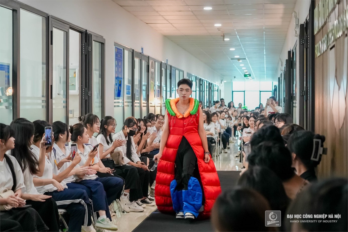 TRÌNH DIỄN BÀI TỐT NGHIỆP “FASHION FOR FUTURE” CỦA SINH VIÊN ĐẠI HỌC NGÀNH THIẾT KẾ THỜI TRANG - KHOÁ 15, KHOA CÔNG NGHỆ MAY VÀ THIẾT KẾ THỜI TRANG