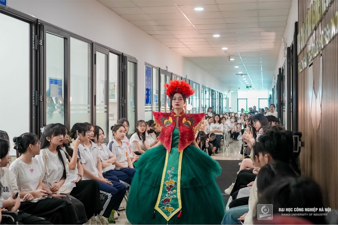 TRÌNH DIỄN BÀI TỐT NGHIỆP “FASHION FOR FUTURE” CỦA SINH VIÊN ĐẠI HỌC NGÀNH THIẾT KẾ THỜI TRANG - KHOÁ 15, KHOA CÔNG NGHỆ MAY VÀ THIẾT KẾ THỜI TRANG