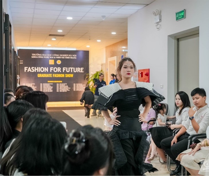 TRÌNH DIỄN BÀI TỐT NGHIỆP “FASHION FOR FUTURE” CỦA SINH VIÊN ĐẠI HỌC NGÀNH THIẾT KẾ THỜI TRANG - KHOÁ 15, KHOA CÔNG NGHỆ MAY VÀ THIẾT KẾ THỜI TRANG