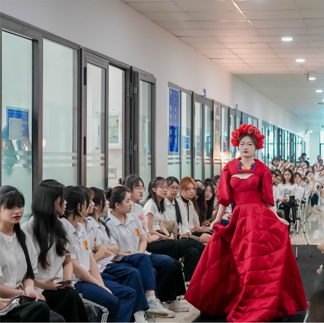 TRÌNH DIỄN BÀI TỐT NGHIỆP “FASHION FOR FUTURE” CỦA SINH VIÊN ĐẠI HỌC NGÀNH THIẾT KẾ THỜI TRANG - KHOÁ 15, KHOA CÔNG NGHỆ MAY VÀ THIẾT KẾ THỜI TRANG