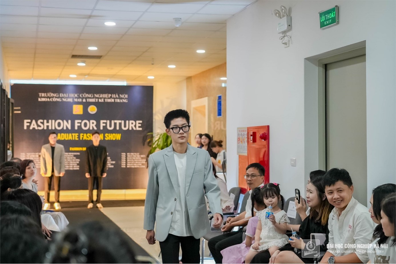 TRÌNH DIỄN BÀI TỐT NGHIỆP “FASHION FOR FUTURE” CỦA SINH VIÊN ĐẠI HỌC NGÀNH THIẾT KẾ THỜI TRANG - KHOÁ 15, KHOA CÔNG NGHỆ MAY VÀ THIẾT KẾ THỜI TRANG