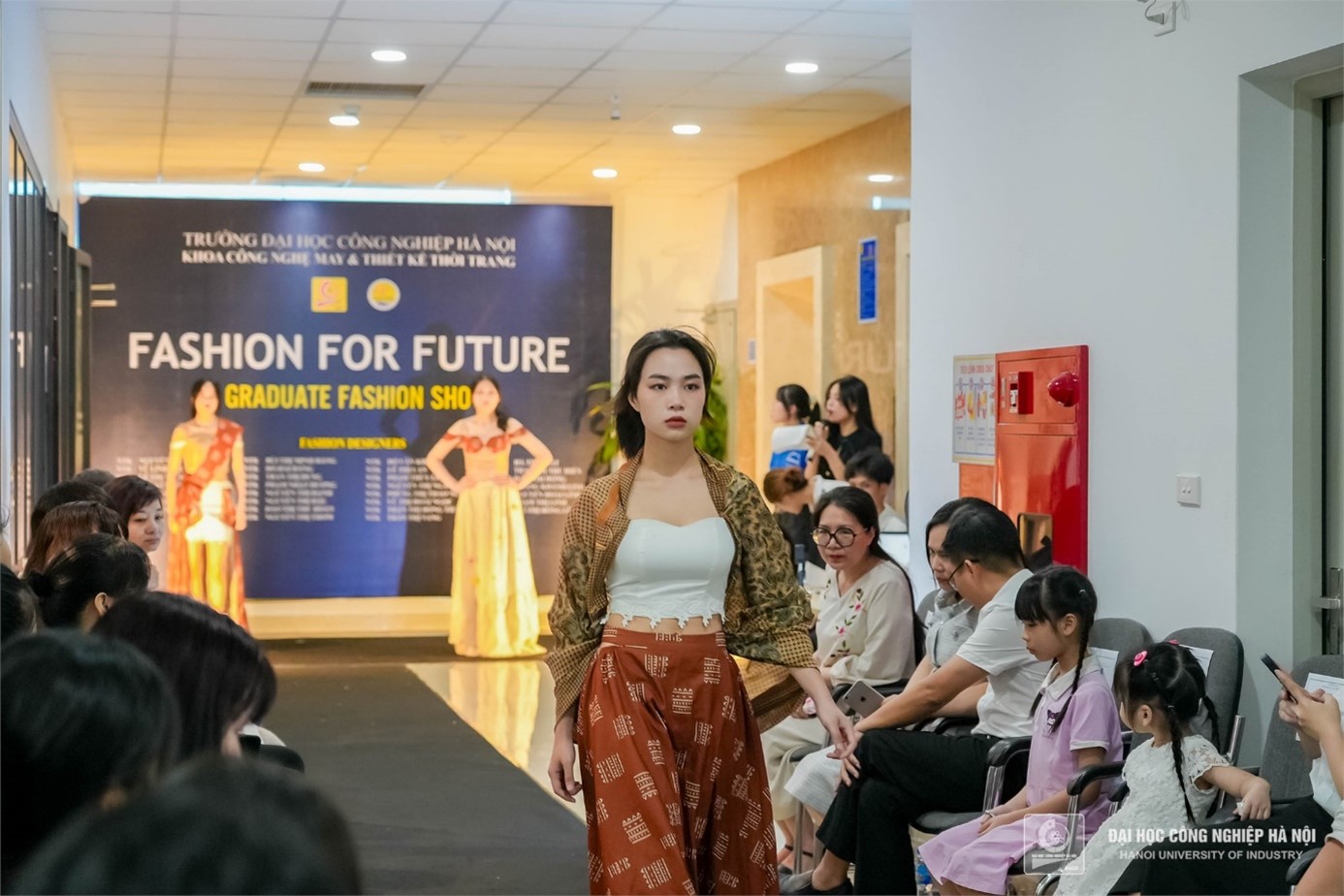 TRÌNH DIỄN BÀI TỐT NGHIỆP “FASHION FOR FUTURE” CỦA SINH VIÊN ĐẠI HỌC NGÀNH THIẾT KẾ THỜI TRANG - KHOÁ 15, KHOA CÔNG NGHỆ MAY VÀ THIẾT KẾ THỜI TRANG