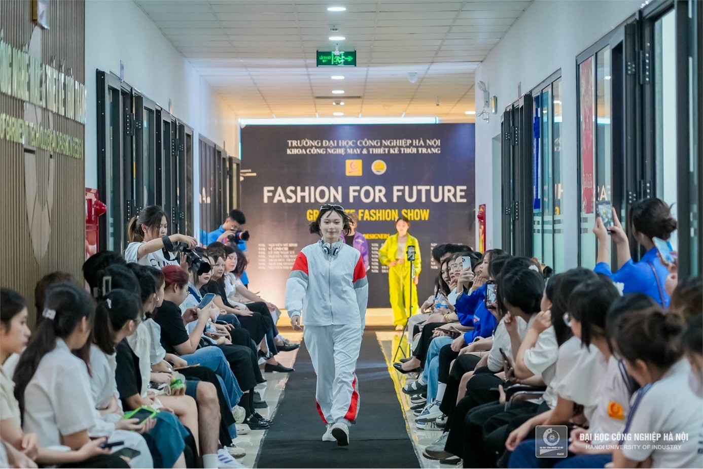 TRÌNH DIỄN BÀI TỐT NGHIỆP “FASHION FOR FUTURE” CỦA SINH VIÊN ĐẠI HỌC NGÀNH THIẾT KẾ THỜI TRANG - KHOÁ 15, KHOA CÔNG NGHỆ MAY VÀ THIẾT KẾ THỜI TRANG