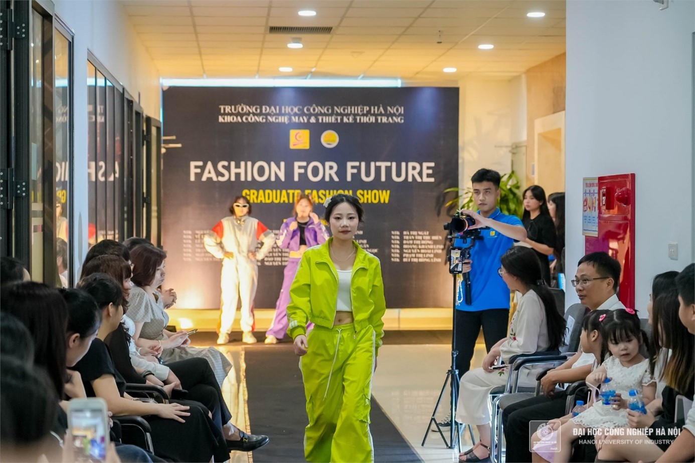 TRÌNH DIỄN BÀI TỐT NGHIỆP “FASHION FOR FUTURE” CỦA SINH VIÊN ĐẠI HỌC NGÀNH THIẾT KẾ THỜI TRANG - KHOÁ 15, KHOA CÔNG NGHỆ MAY VÀ THIẾT KẾ THỜI TRANG