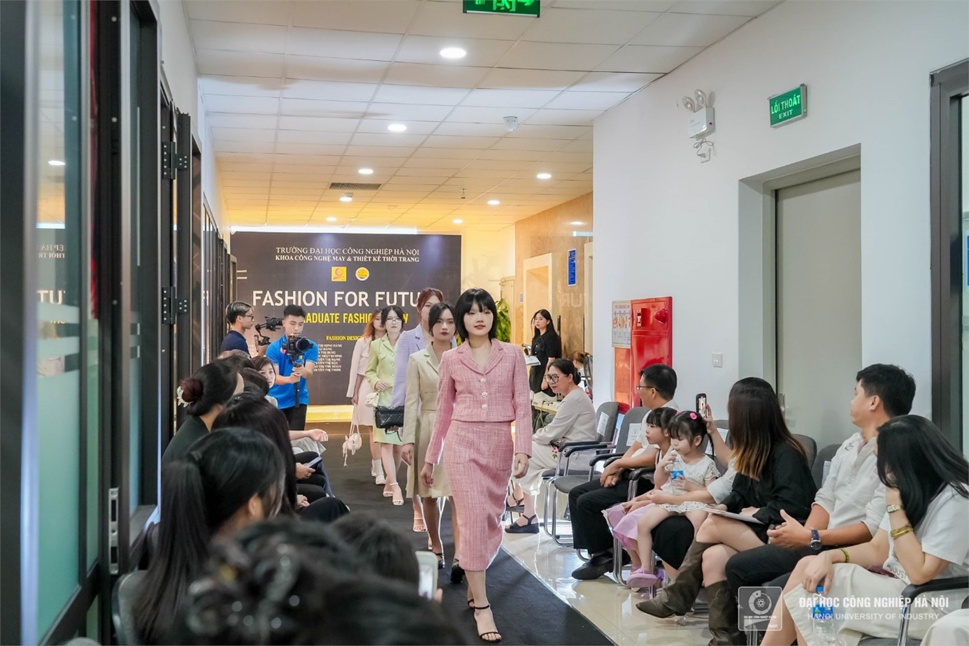 TRÌNH DIỄN BÀI TỐT NGHIỆP “FASHION FOR FUTURE” CỦA SINH VIÊN ĐẠI HỌC NGÀNH THIẾT KẾ THỜI TRANG - KHOÁ 15, KHOA CÔNG NGHỆ MAY VÀ THIẾT KẾ THỜI TRANG