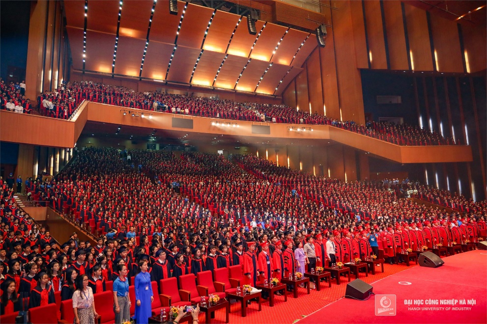 LỄ TỐT NGHIỆP VÀ TRAO BẰNG CHO SINH VIÊN ĐẠI HỌC KHOA CÔNG NGHỆ MAY VÀ THIẾT KẾ THỜI TRANG