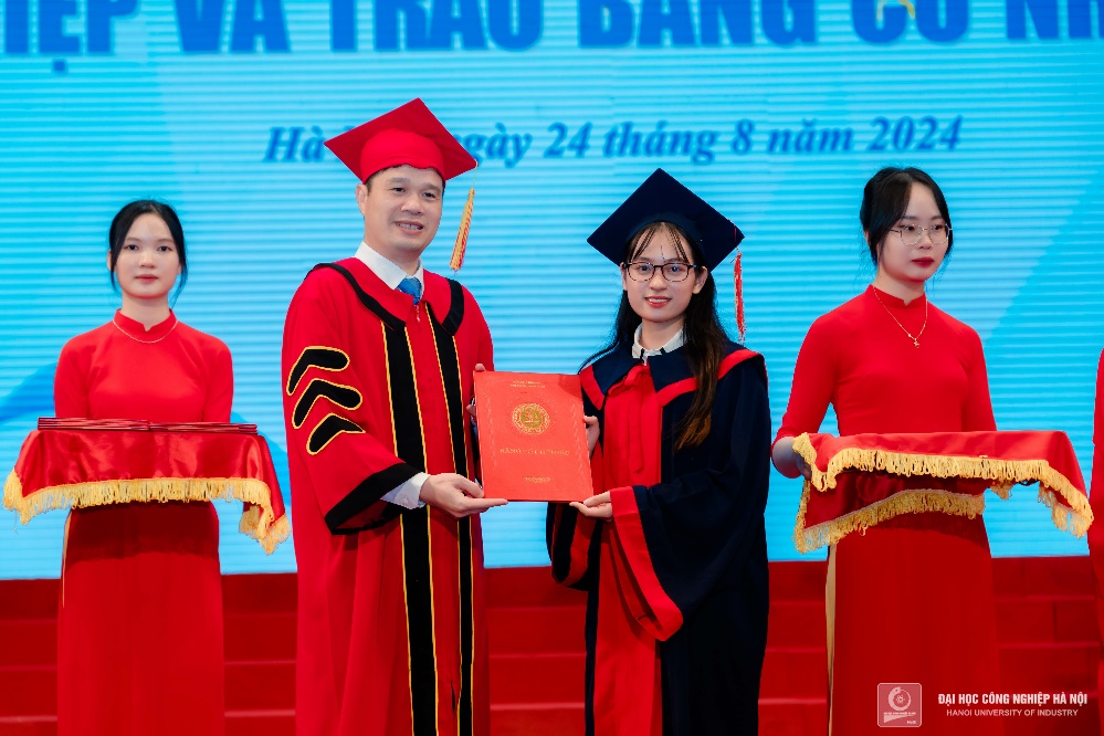 LỄ TỐT NGHIỆP VÀ TRAO BẰNG CHO SINH VIÊN ĐẠI HỌC KHOA CÔNG NGHỆ MAY VÀ THIẾT KẾ THỜI TRANG