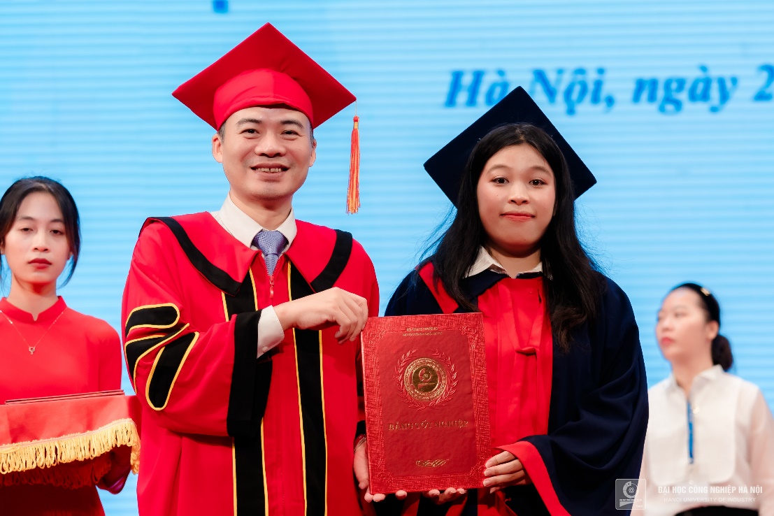 LỄ TỐT NGHIỆP VÀ TRAO BẰNG CHO SINH VIÊN ĐẠI HỌC KHOA CÔNG NGHỆ MAY VÀ THIẾT KẾ THỜI TRANG