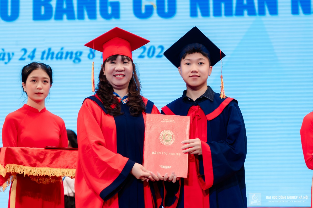 LỄ TỐT NGHIỆP VÀ TRAO BẰNG CHO SINH VIÊN ĐẠI HỌC KHOA CÔNG NGHỆ MAY VÀ THIẾT KẾ THỜI TRANG