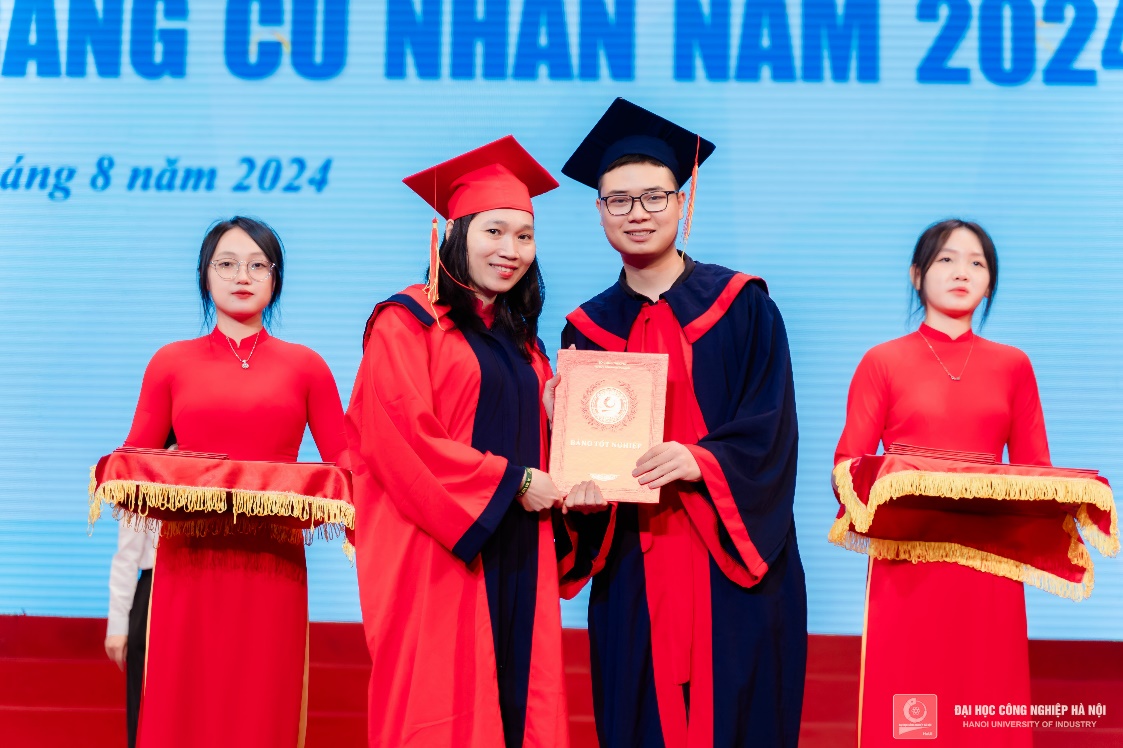 LỄ TỐT NGHIỆP VÀ TRAO BẰNG CHO SINH VIÊN ĐẠI HỌC KHOA CÔNG NGHỆ MAY VÀ THIẾT KẾ THỜI TRANG