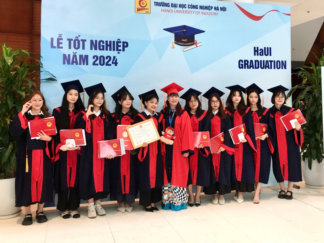 LỄ TỐT NGHIỆP VÀ TRAO BẰNG CHO SINH VIÊN ĐẠI HỌC KHOA CÔNG NGHỆ MAY VÀ THIẾT KẾ THỜI TRANG