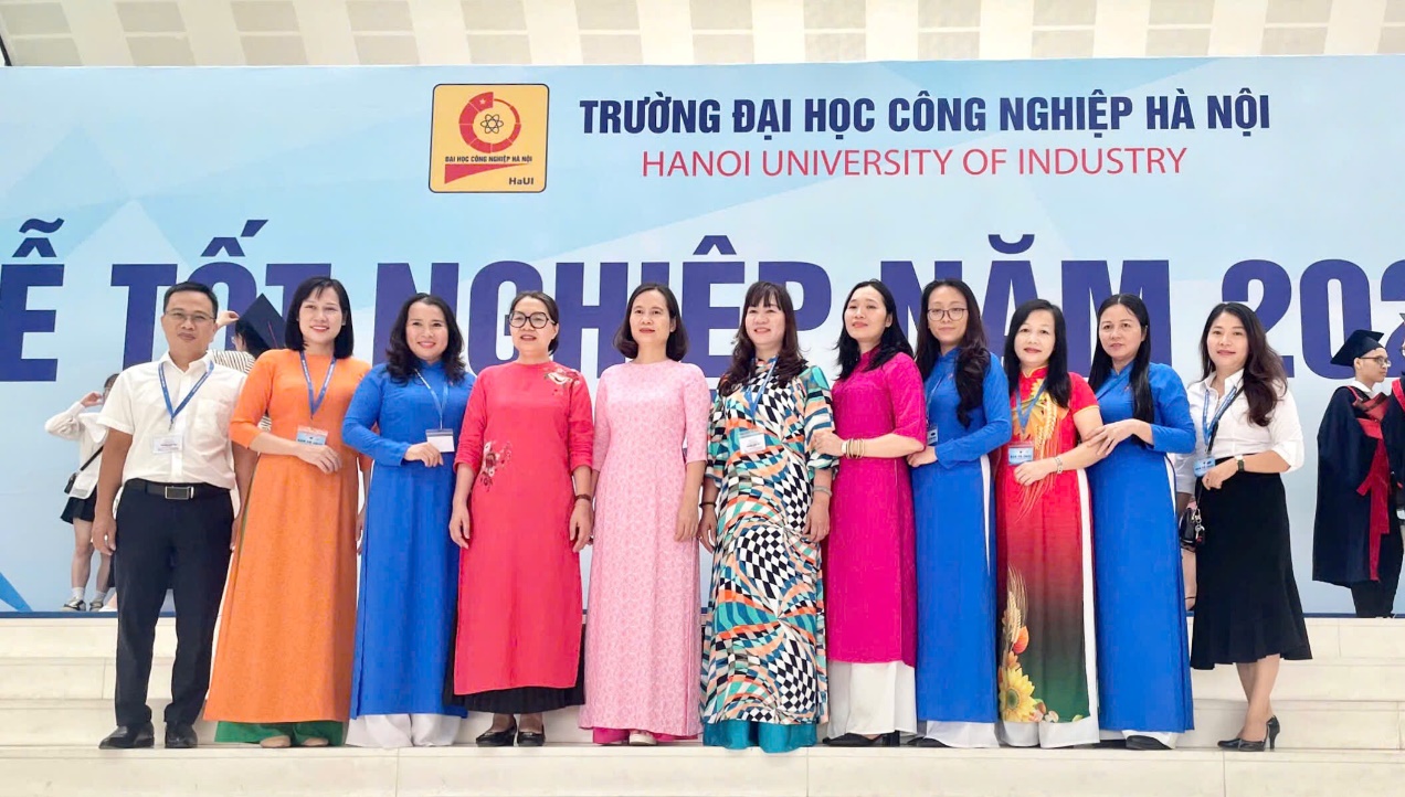 LỄ TỐT NGHIỆP VÀ TRAO BẰNG CHO SINH VIÊN ĐẠI HỌC KHOA CÔNG NGHỆ MAY VÀ THIẾT KẾ THỜI TRANG