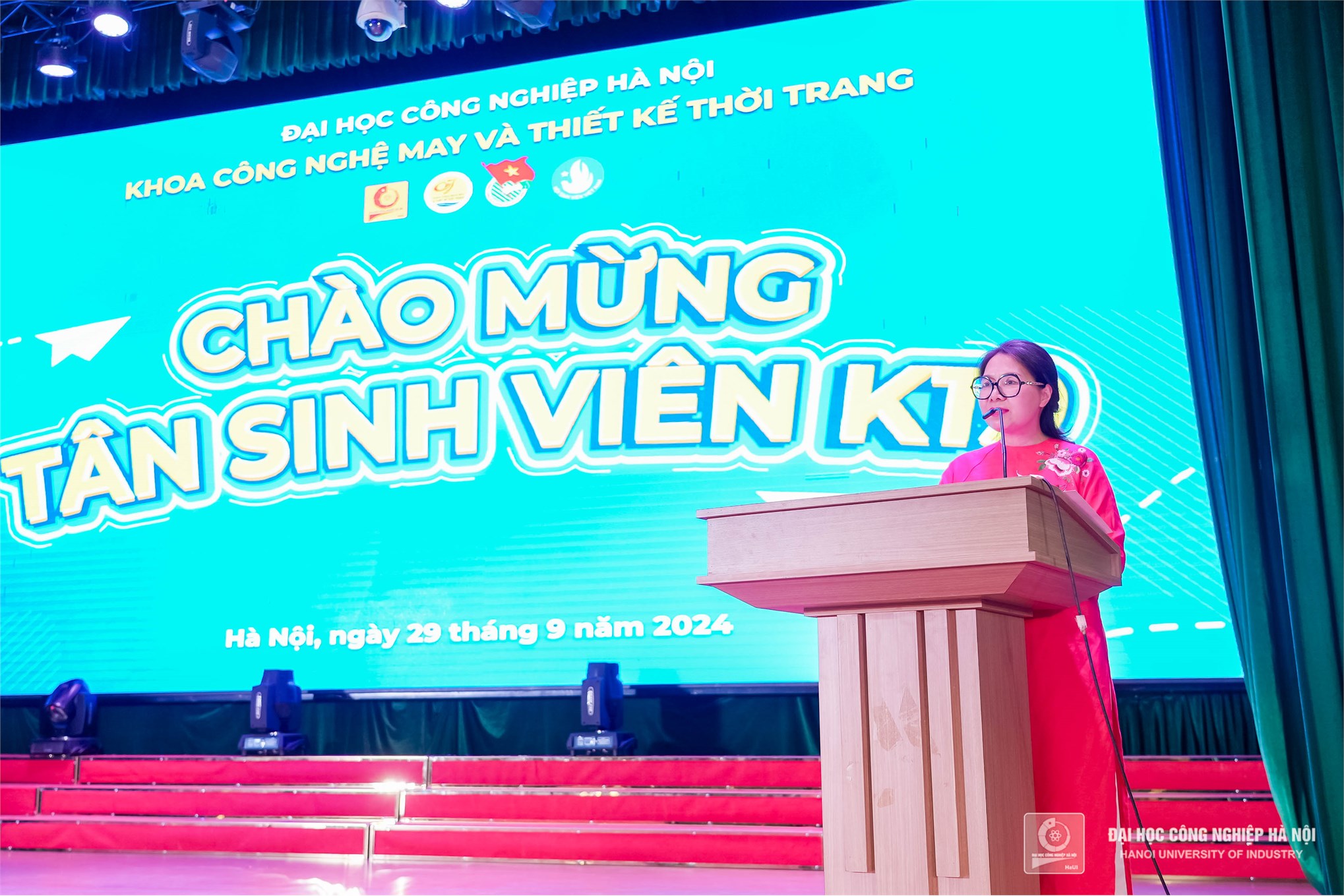 Chào mừng Tân sinh viên đại học khóa 19- Khoa Công nghệ May- Thiết kế thời trang