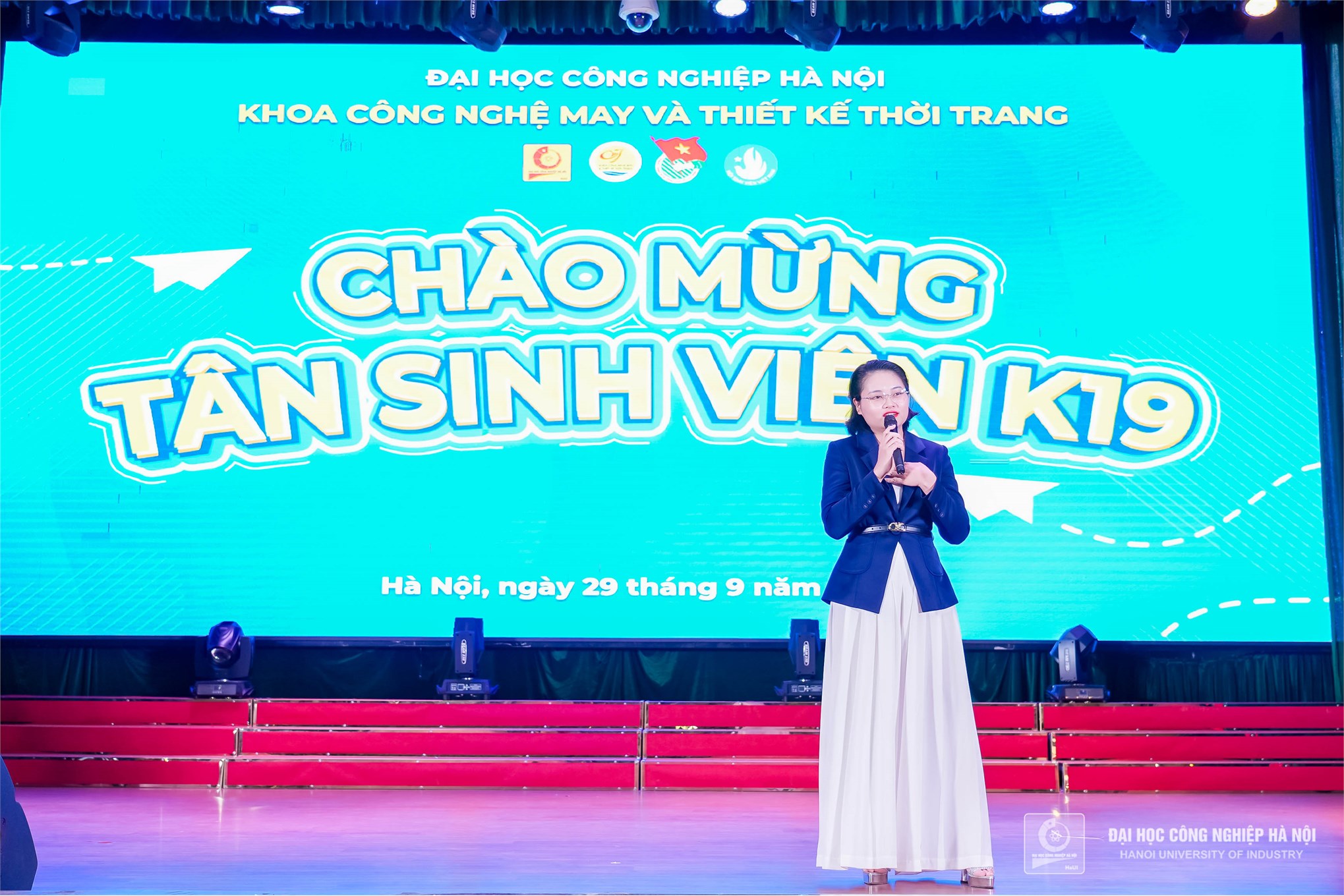 Chào mừng Tân sinh viên đại học khóa 19- Khoa Công nghệ May- Thiết kế thời trang