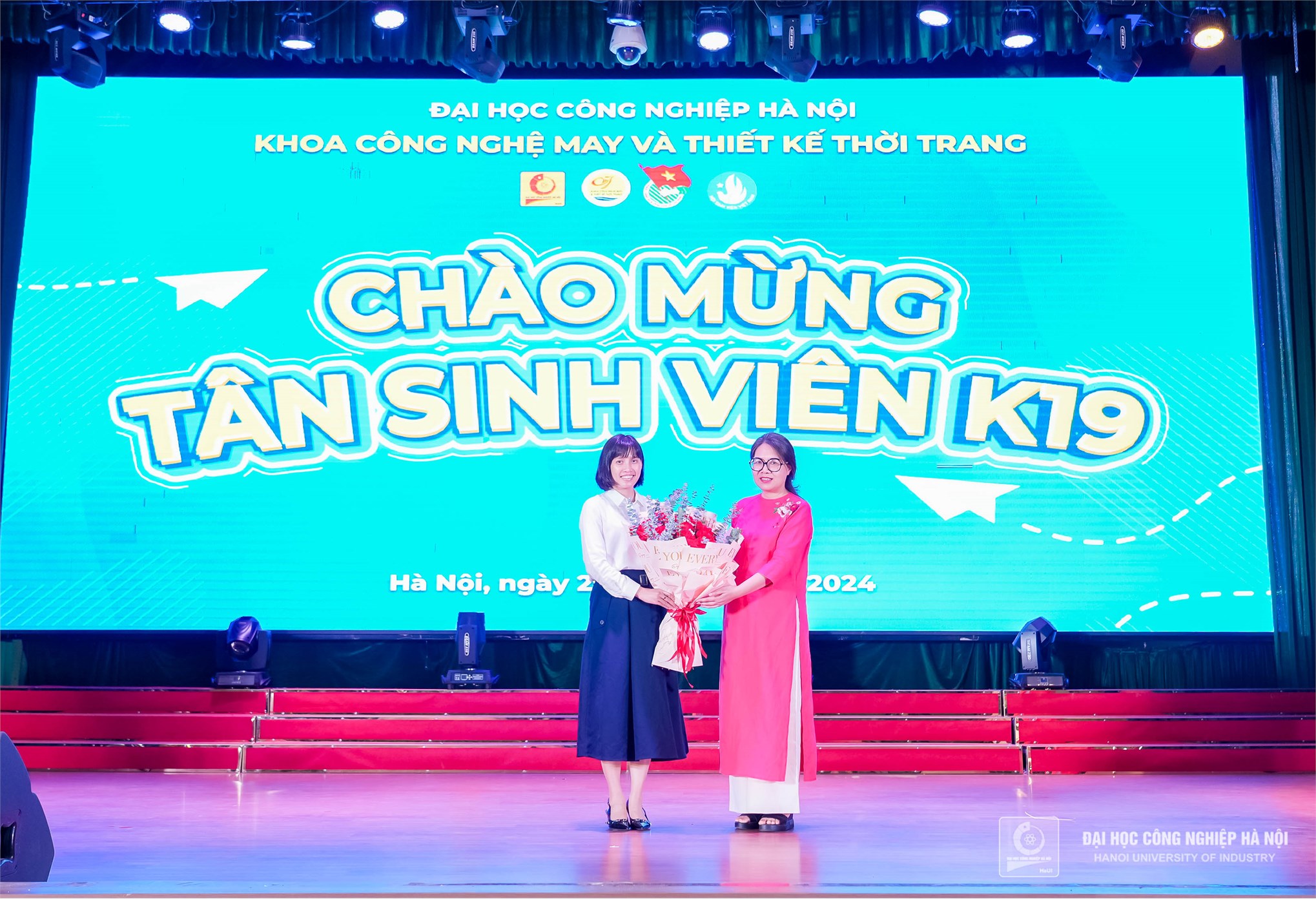 Chào mừng Tân sinh viên đại học khóa 19- Khoa Công nghệ May- Thiết kế thời trang