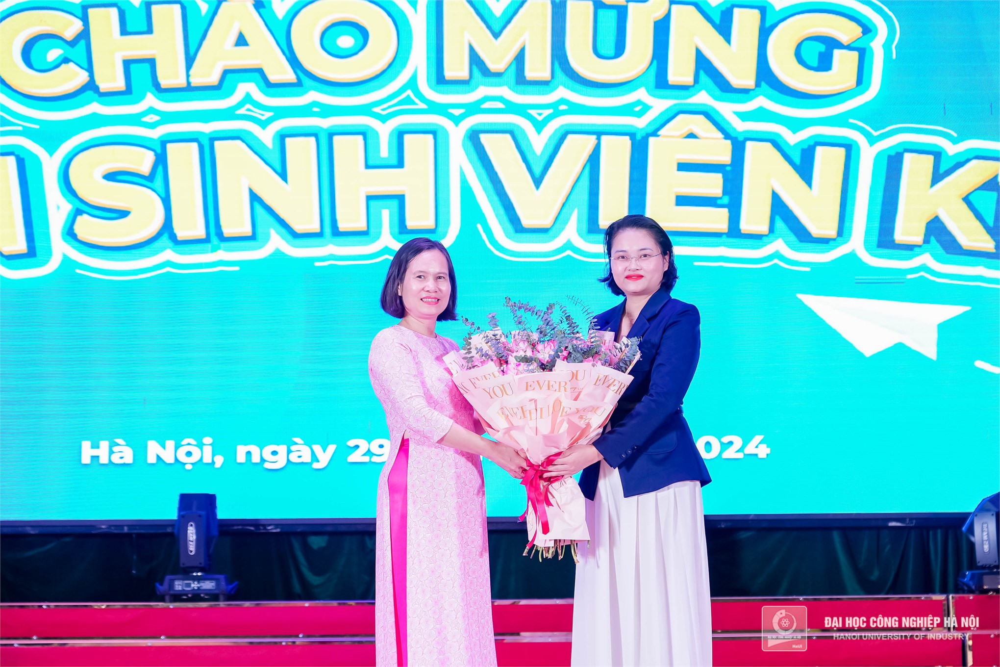 Chào mừng Tân sinh viên đại học khóa 19- Khoa Công nghệ May- Thiết kế thời trang