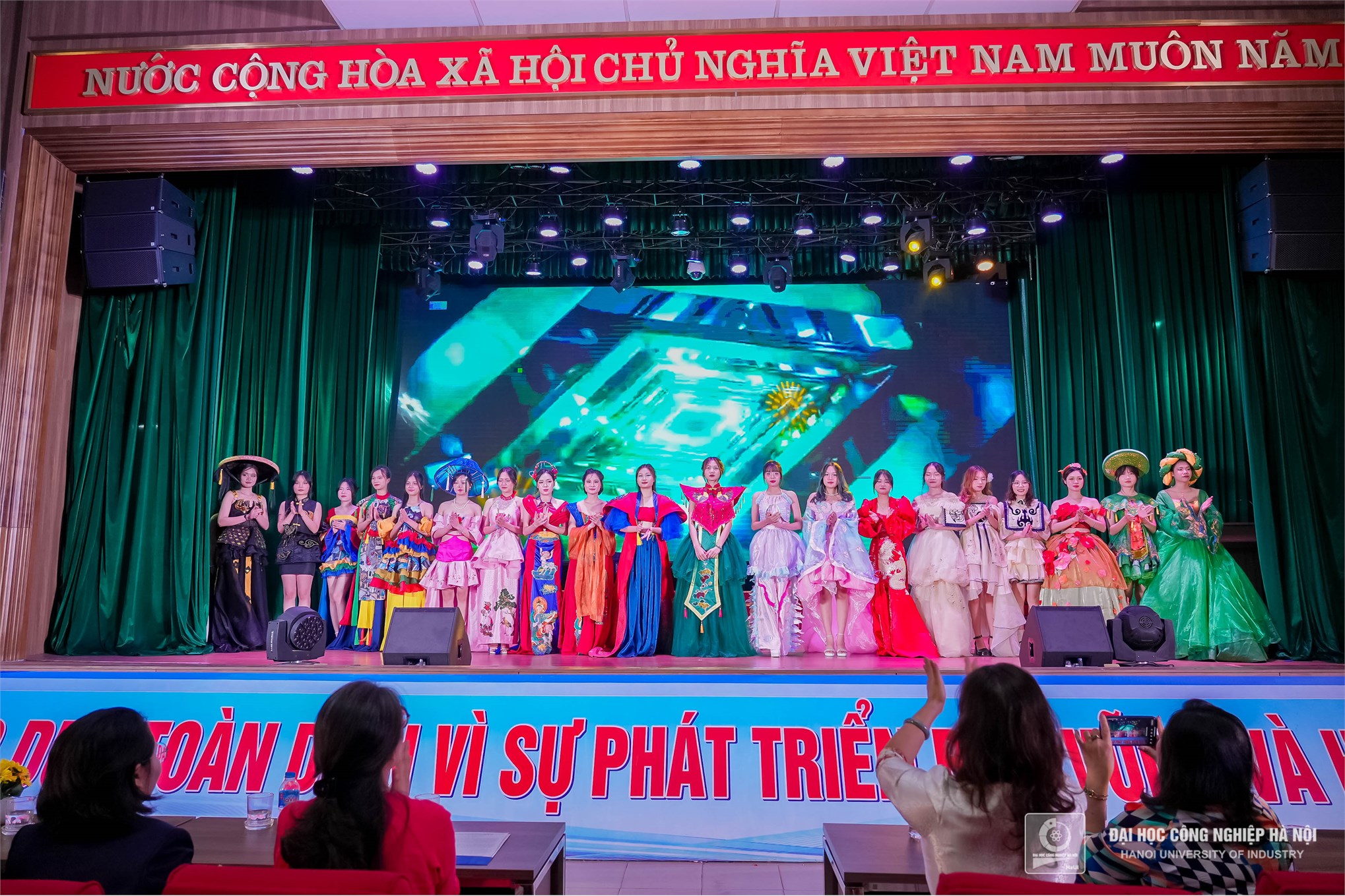 Chào mừng Tân sinh viên đại học khóa 19- Khoa Công nghệ May- Thiết kế thời trang