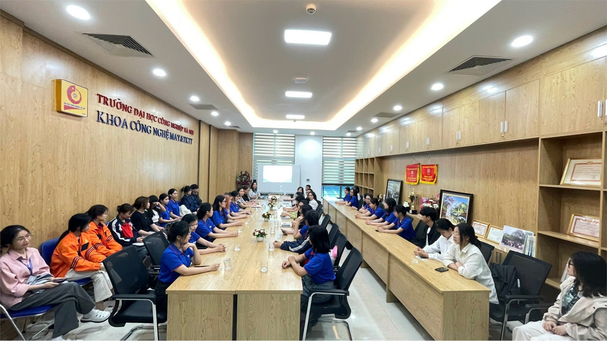 Hội nghị lớp trưởng, bí thư chi đoàn và chủ nhiệm các câu lạc bộ năm học 2024-2025 Khoa Công nghệ May- TKTT – Đại học Công nghiệp Hà Nội