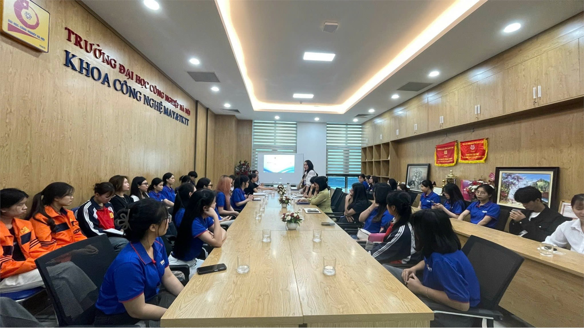 Hội nghị lớp trưởng, bí thư chi đoàn và chủ nhiệm các câu lạc bộ năm học 2024-2025 Khoa Công nghệ May- TKTT – Đại học Công nghiệp Hà Nội