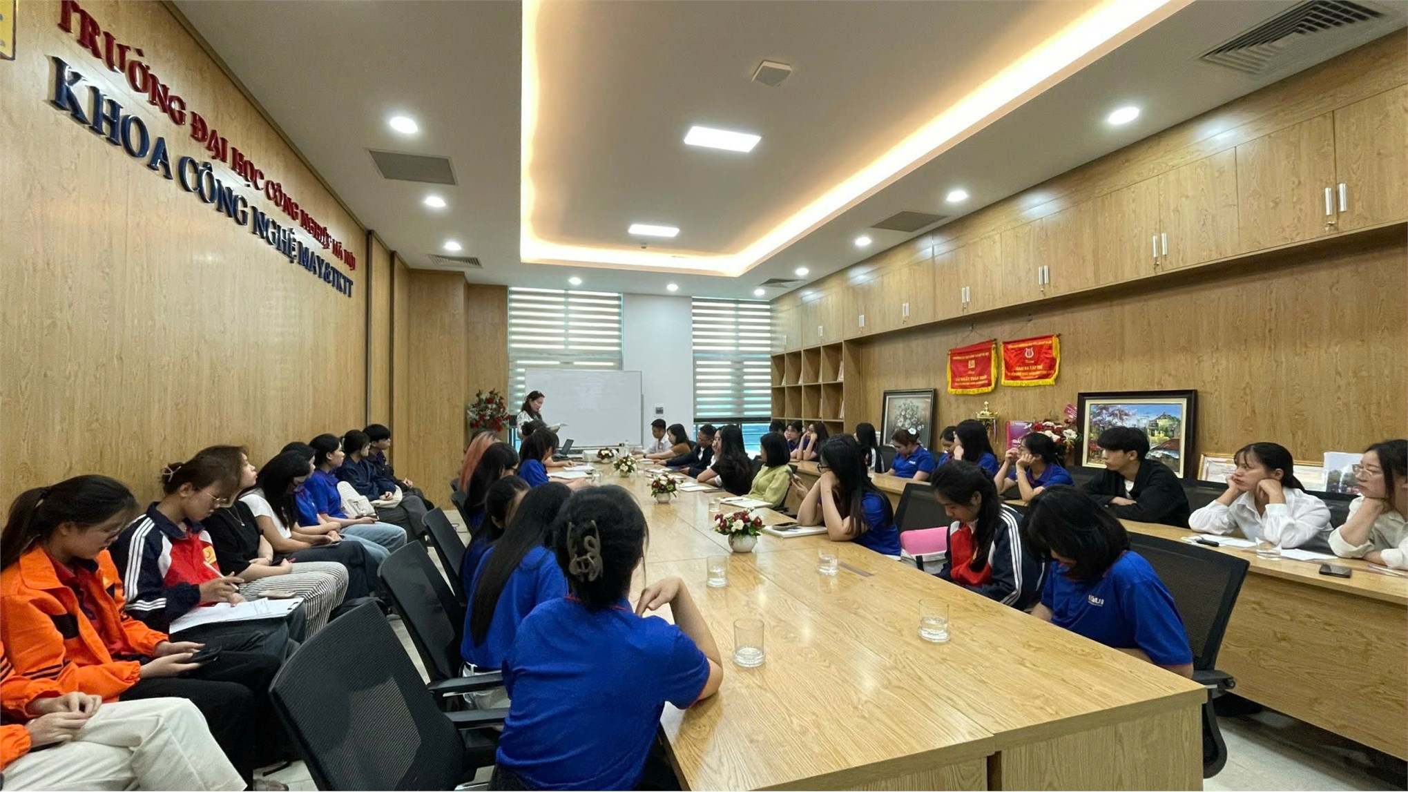 Hội nghị lớp trưởng, bí thư chi đoàn và chủ nhiệm các câu lạc bộ năm học 2024-2025 Khoa Công nghệ May- TKTT – Đại học Công nghiệp Hà Nội