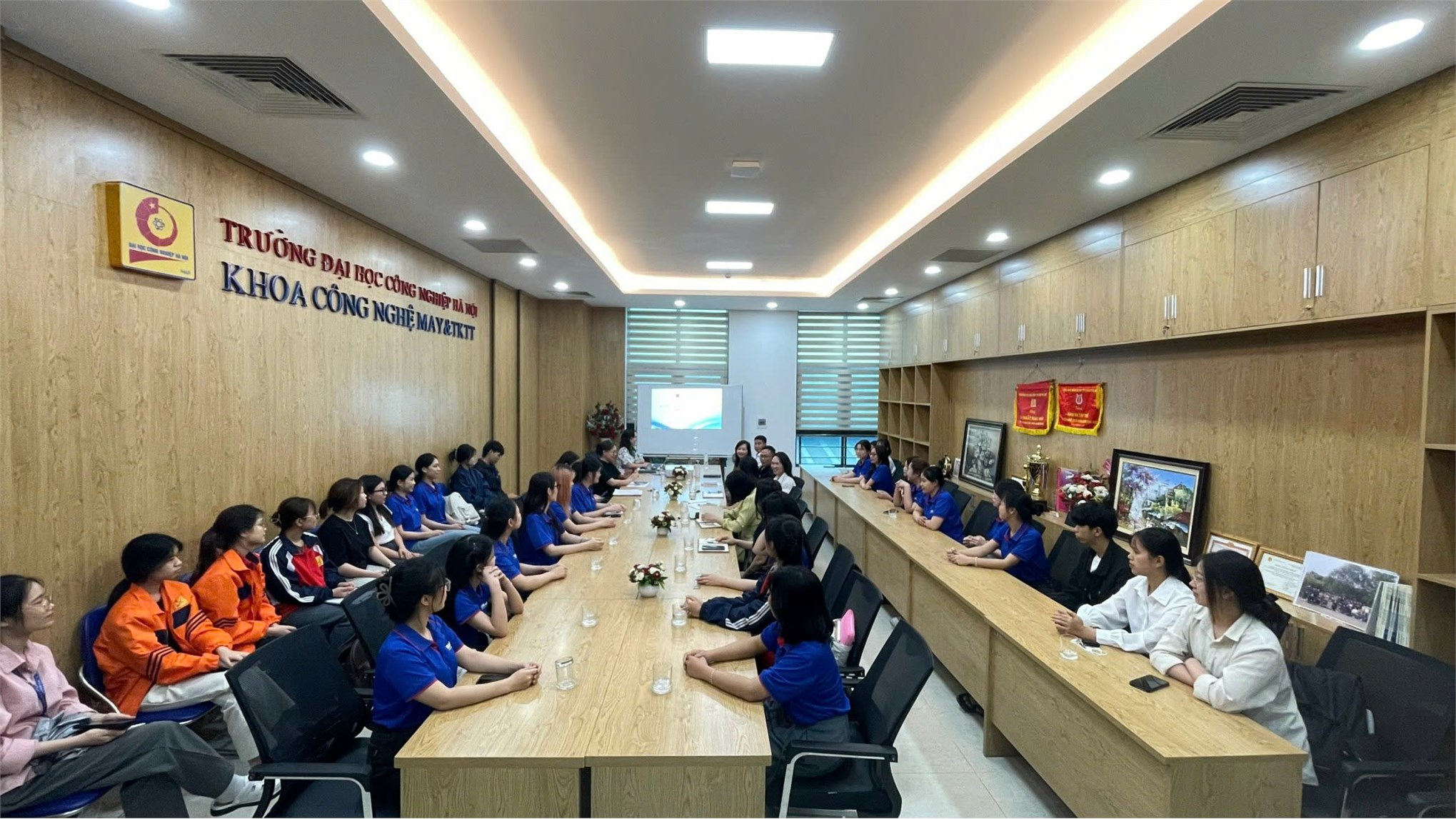 Hội nghị lớp trưởng, bí thư chi đoàn và chủ nhiệm các câu lạc bộ năm học 2024-2025 Khoa Công nghệ May- TKTT – Đại học Công nghiệp Hà Nội