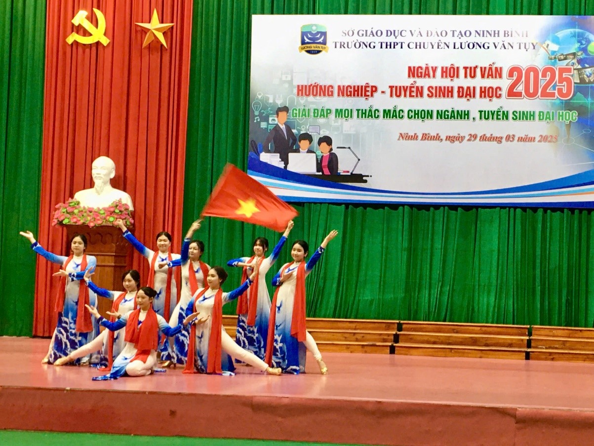 Khoa Công nghệ May- TKTT tham gia ngày hội tư vấn tuyển sinh đại học tại trường THPT chuyên Lương Văn Thụy, Thành phố Hoa lư, Tỉnh Ninh Bình