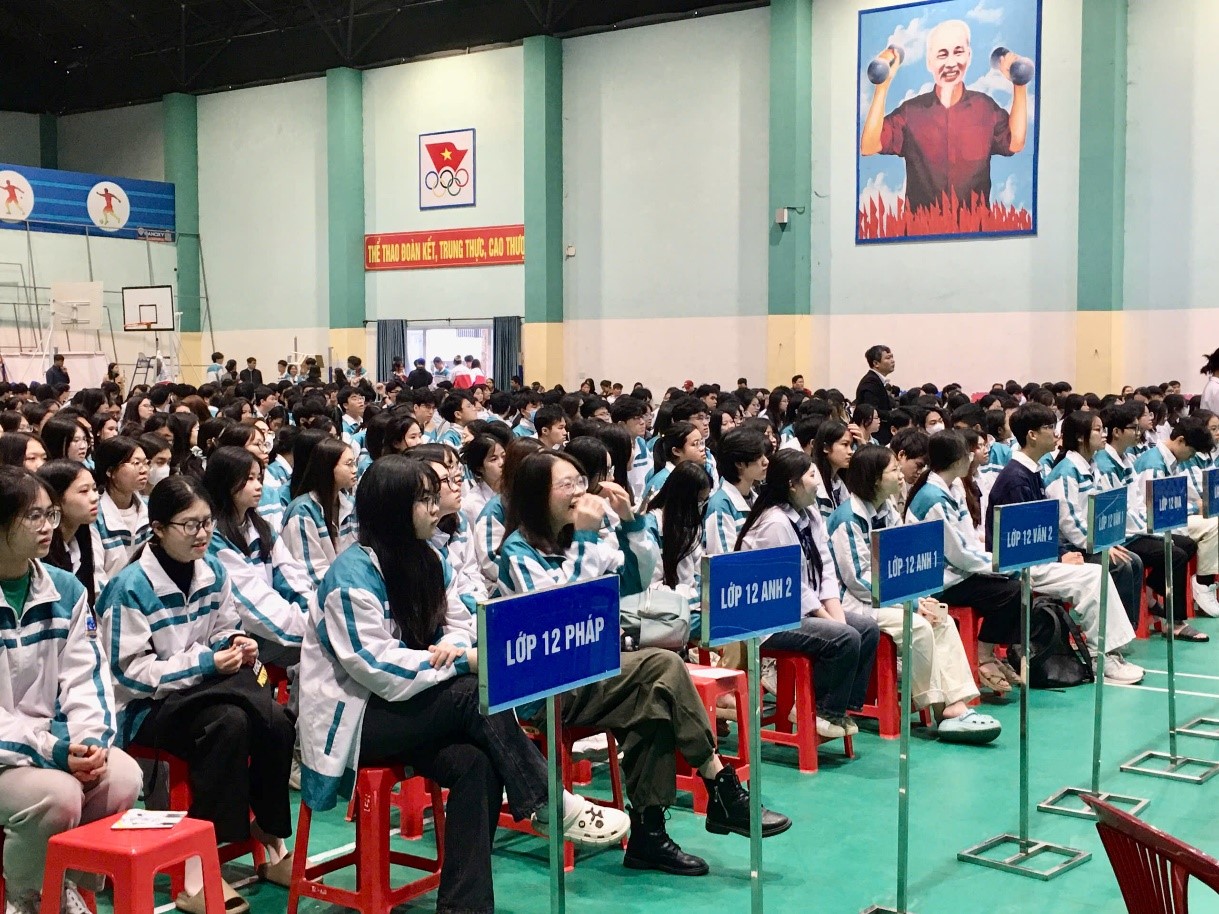 Khoa Công nghệ May- TKTT tham gia ngày hội tư vấn tuyển sinh đại học tại trường THPT chuyên Lương Văn Thụy, Thành phố Hoa lư, Tỉnh Ninh Bình