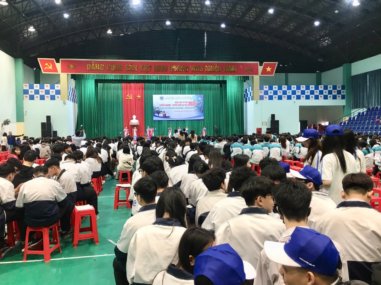 Khoa Công nghệ May- TKTT tham gia ngày hội tư vấn tuyển sinh đại học tại trường THPT chuyên Lương Văn Thụy, Thành phố Hoa lư, Tỉnh Ninh Bình