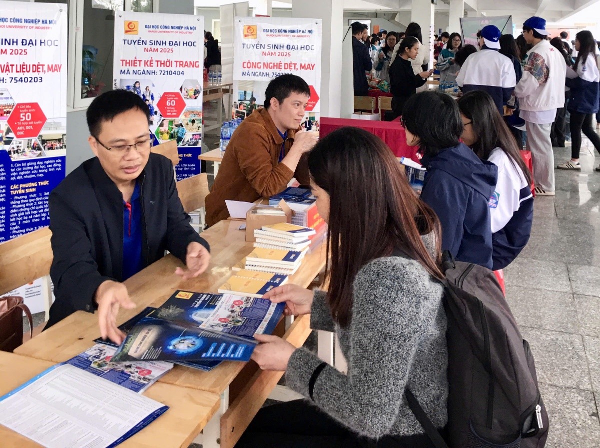 Khoa Công nghệ May- TKTT tham gia ngày hội tư vấn tuyển sinh đại học tại trường THPT chuyên Lương Văn Thụy, Thành phố Hoa lư, Tỉnh Ninh Bình