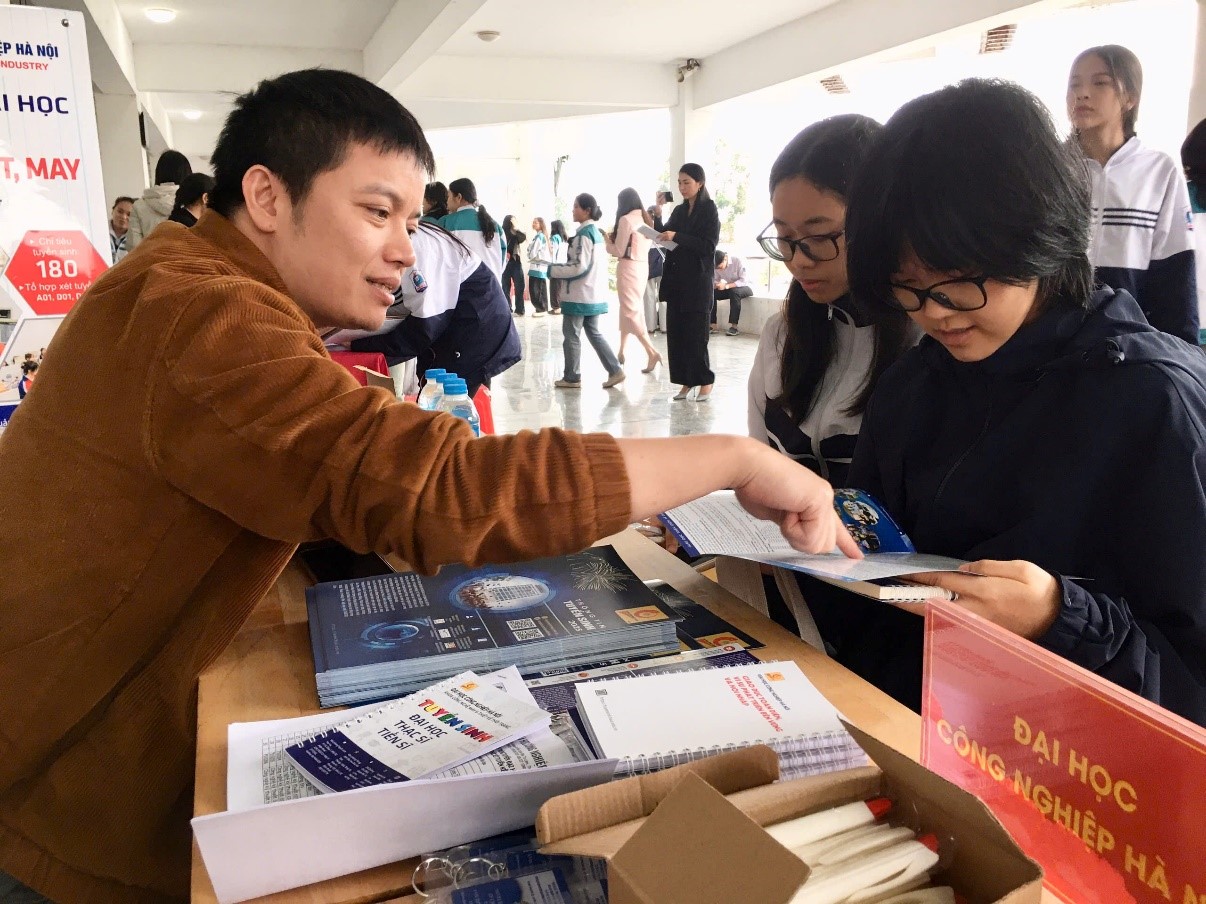 Khoa Công nghệ May- TKTT tham gia ngày hội tư vấn tuyển sinh đại học tại trường THPT chuyên Lương Văn Thụy, Thành phố Hoa lư, Tỉnh Ninh Bình