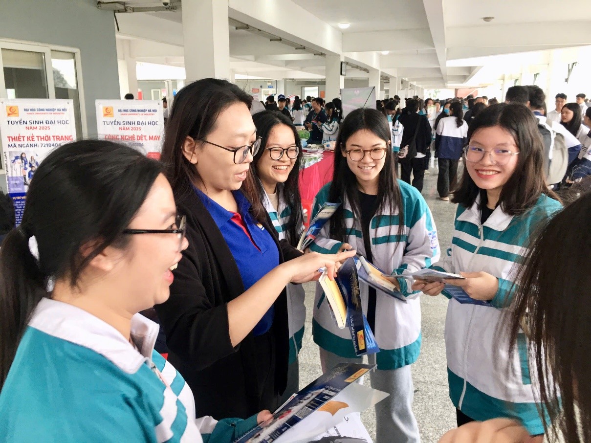 Khoa Công nghệ May- TKTT tham gia ngày hội tư vấn tuyển sinh đại học tại trường THPT chuyên Lương Văn Thụy, Thành phố Hoa lư, Tỉnh Ninh Bình