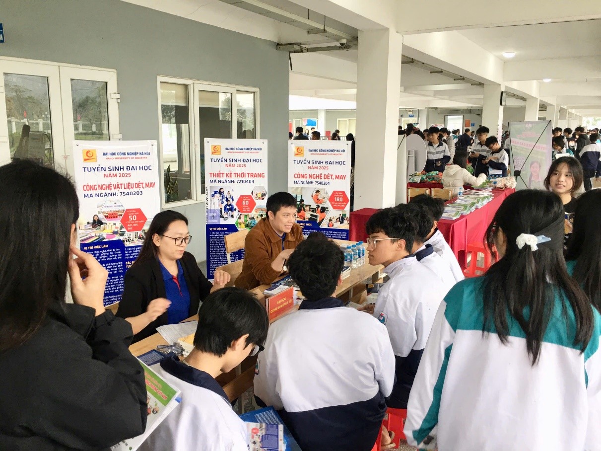 Khoa Công nghệ May- TKTT tham gia ngày hội tư vấn tuyển sinh đại học tại trường THPT chuyên Lương Văn Thụy, Thành phố Hoa lư, Tỉnh Ninh Bình