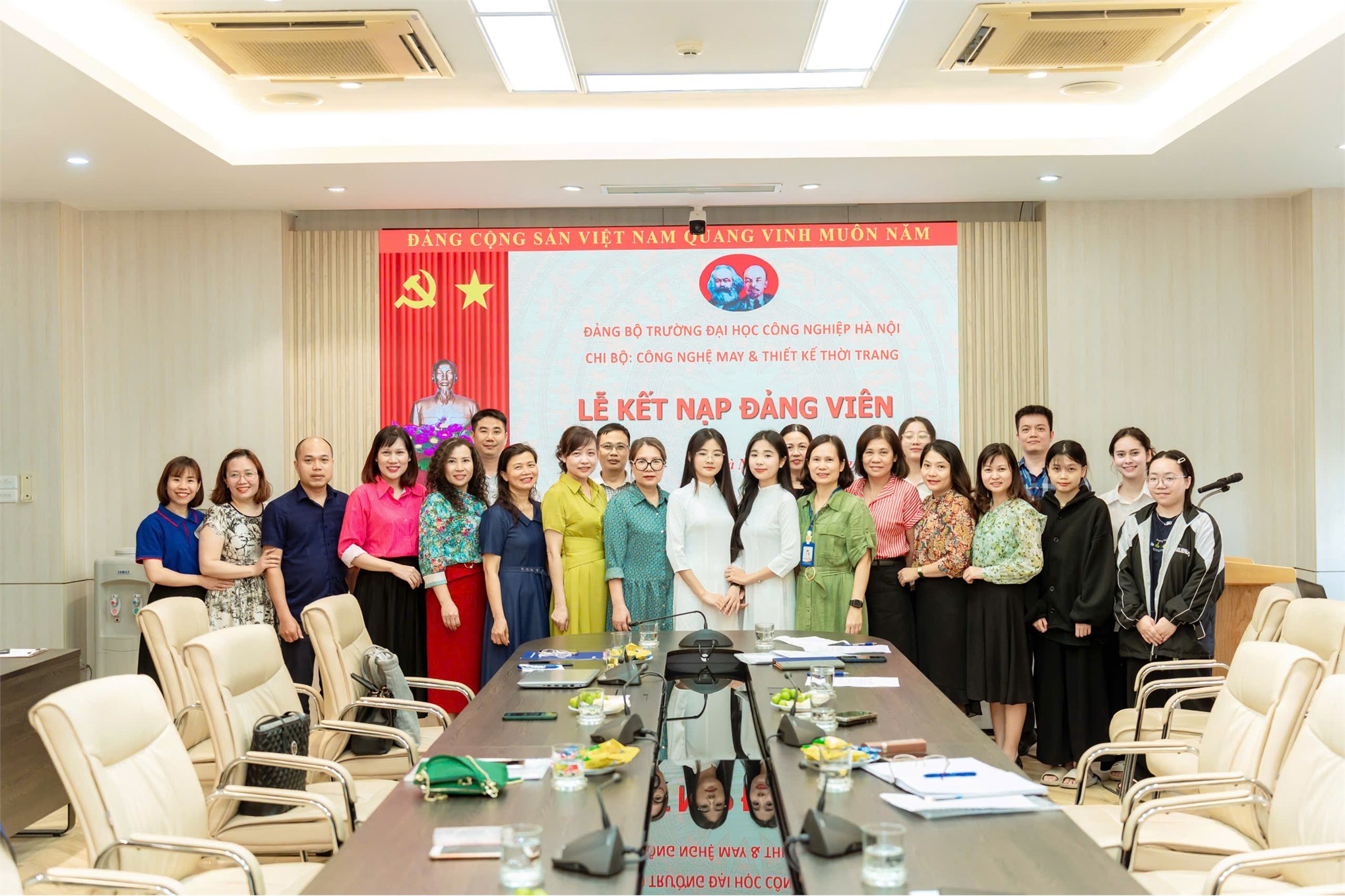 Lễ kết nạp Đảng viên mới – Chi bộ Khoa Công nghệ May &TKTT