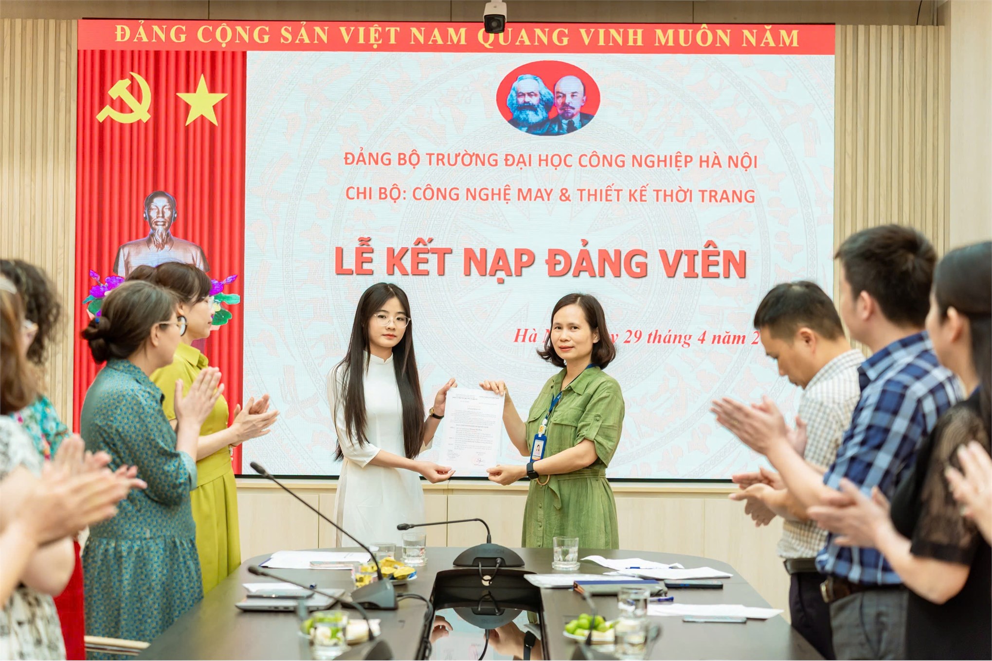 Lễ kết nạp Đảng viên mới – Chi bộ Khoa Công nghệ May &TKTT