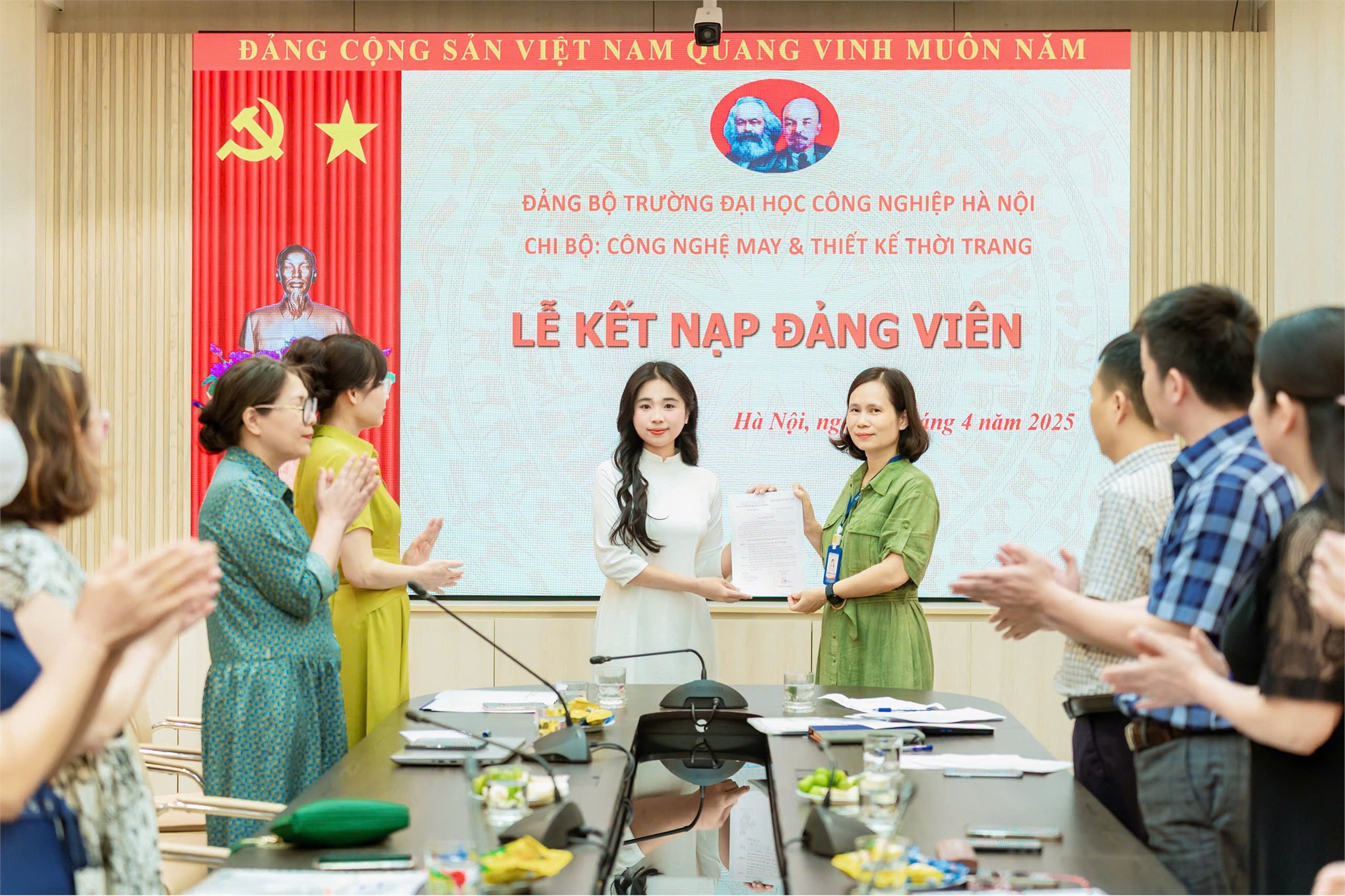 Lễ kết nạp Đảng viên mới – Chi bộ Khoa Công nghệ May &TKTT