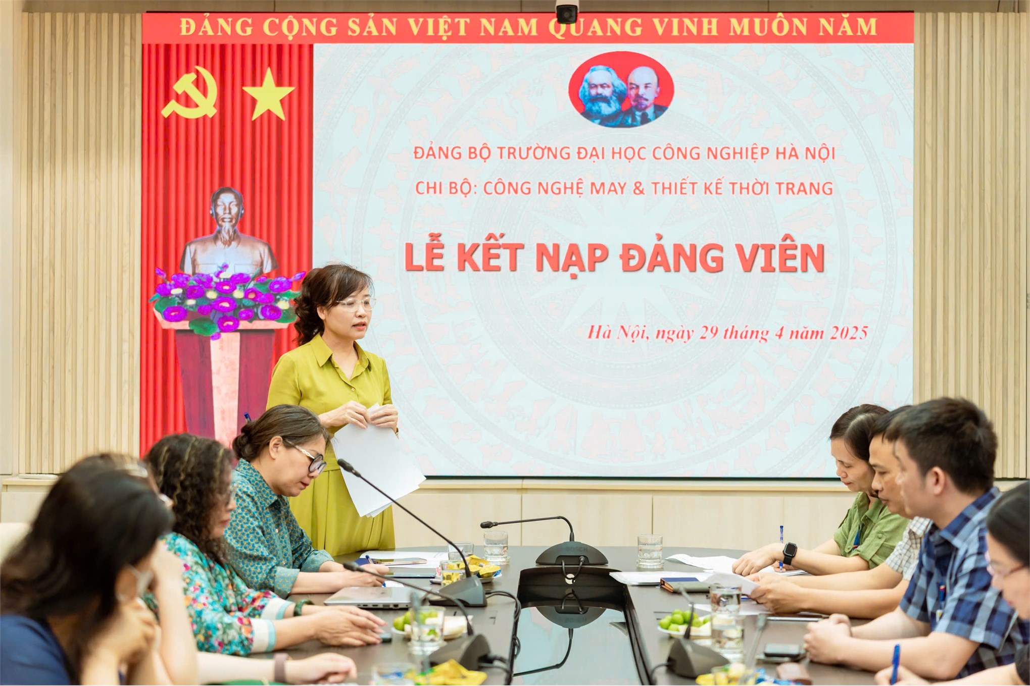Lễ kết nạp Đảng viên mới – Chi bộ Khoa Công nghệ May &TKTT