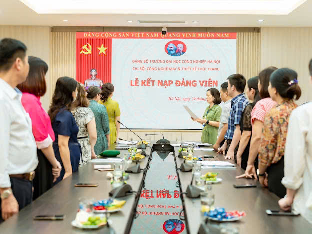 Lễ kết nạp Đảng viên mới – Chi bộ Khoa Công nghệ May &TKTT