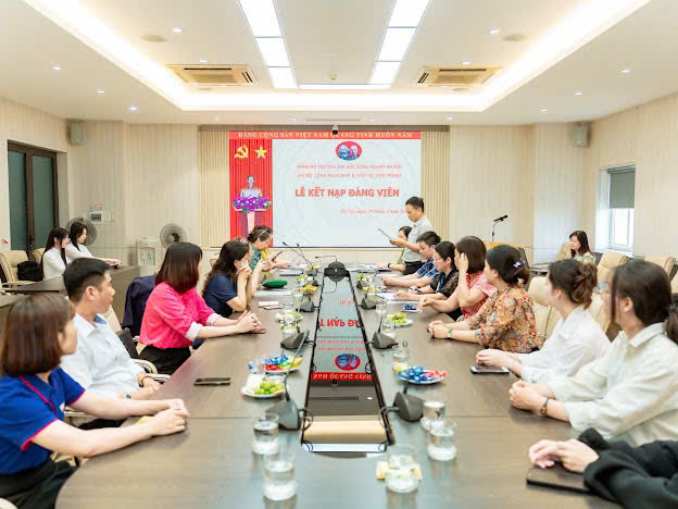 Lễ kết nạp Đảng viên mới – Chi bộ Khoa Công nghệ May &TKTT